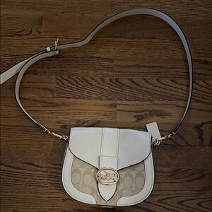 COACH GEORGIE SADDLE BAG IN SIGNATURE CANVAS IM/LIGHT KHAKI CHALK
